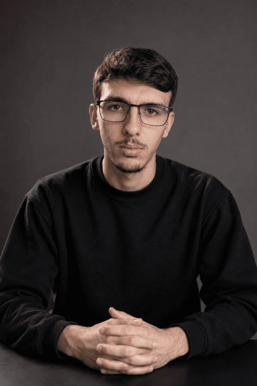 Guto, designer e desenvolvedor, em retrato de estúdio
